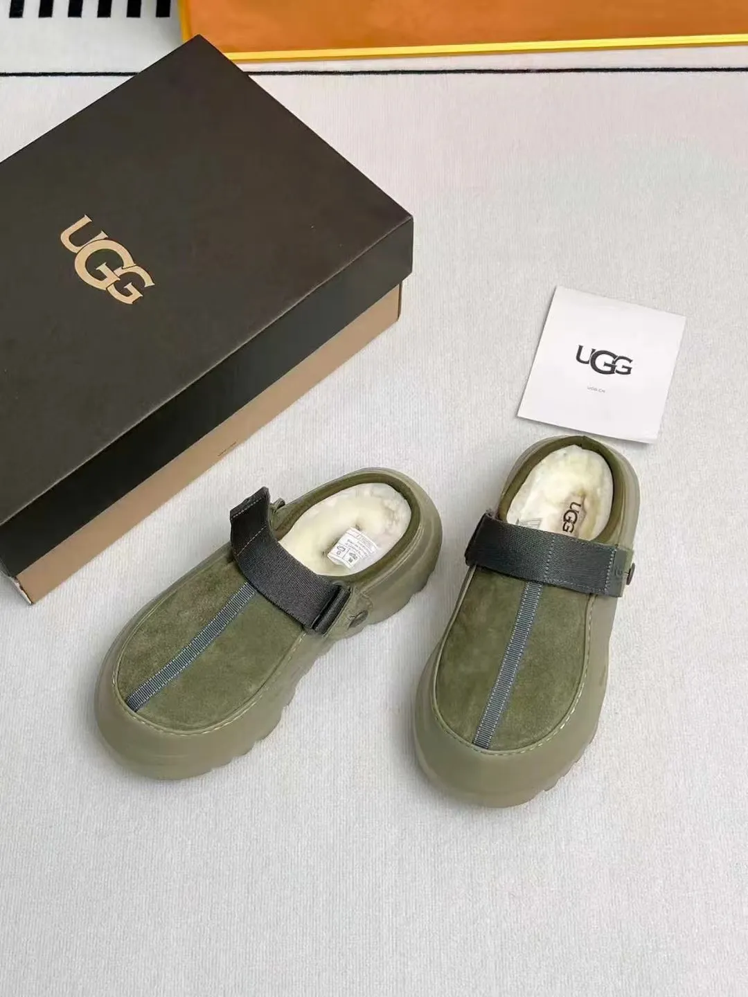 Factory price 560💰 (same style for men and women) 🌸UGG 2025 new small potato, half drag and one kick to unlock the relaxed feeling, lightweight and thin sole, always light and fashionable, casually walking out of a new style, it feels very UGG, classic suede with soft wool lining insole, rubber foam outsole, hot stamped logo ✅Color: bright green, bright yellow, maroon, black ✅Number of codes: 35 to 45 (synchronized with the official website)